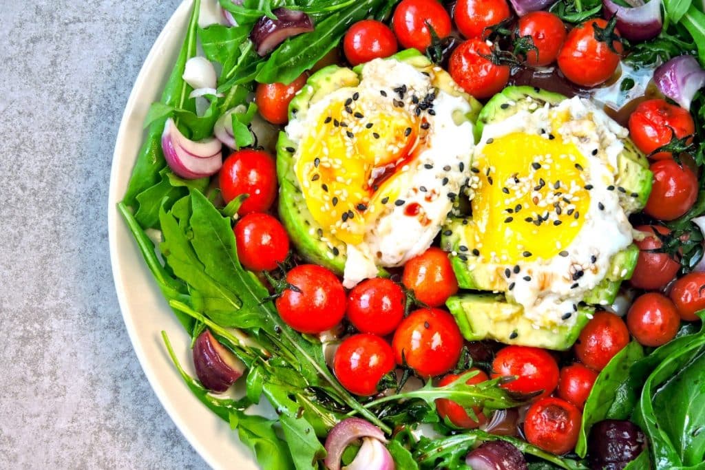 Salada com abacate e tomate perfeito para um jantar leve saboroso e nutritivo