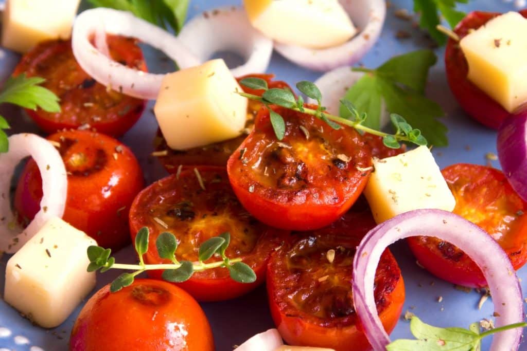 Tomate assado com queijo