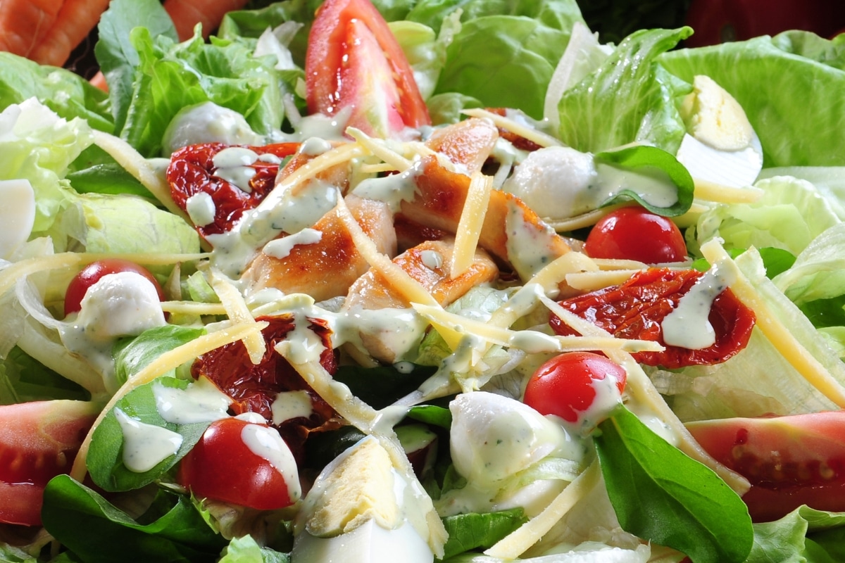 salada verde com ovos