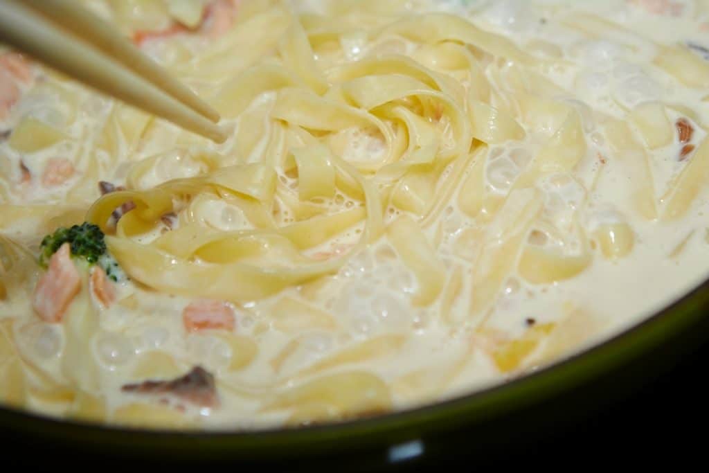 Macarrão com queijo ao molho branco