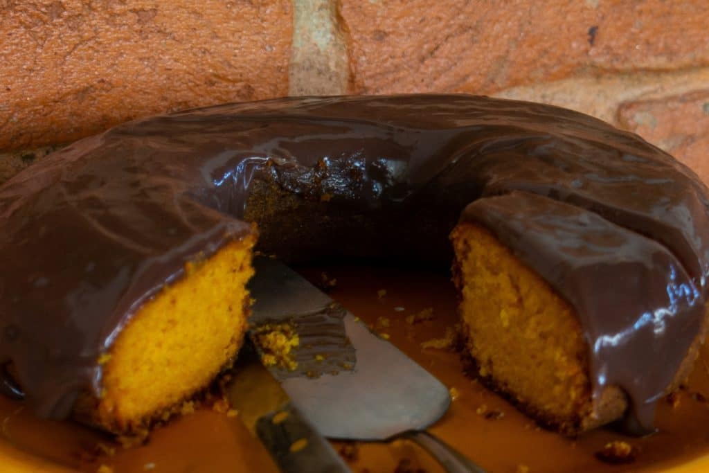 bolo de cenoura com cobertura de chocolate