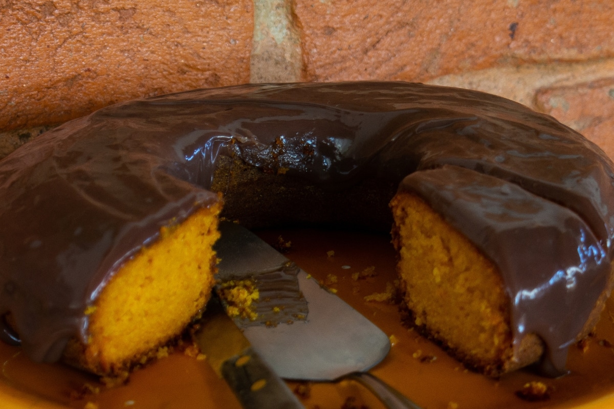 bolo de cenoura com cobertura de chocolate