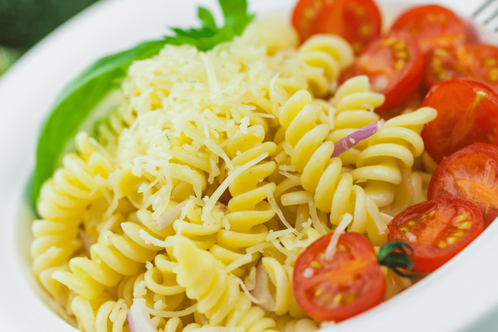 macarrão com tomate cereja e queijo