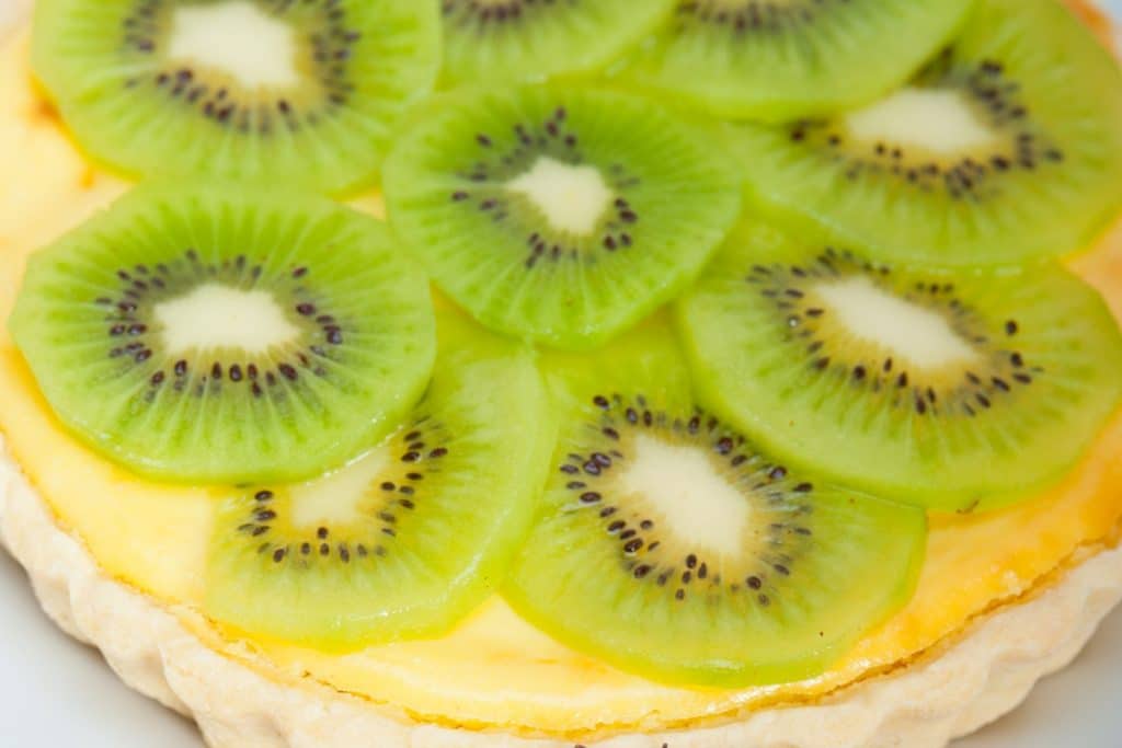 Que tal aprender a fazer uma deliciosa e perfeita torta de kiwi doce e azedinha? Essa receita todos vão amar!