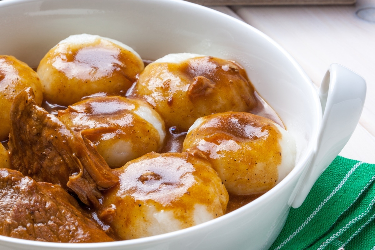 Carne de porco assada com macarrão silesiano e molho.