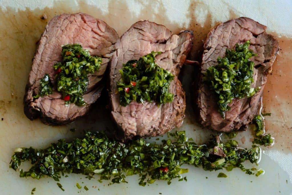 churrasco de carne com molho chimichurri