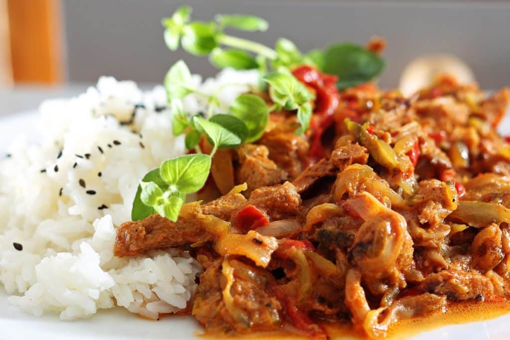 Goulash de legumes servido com arroz