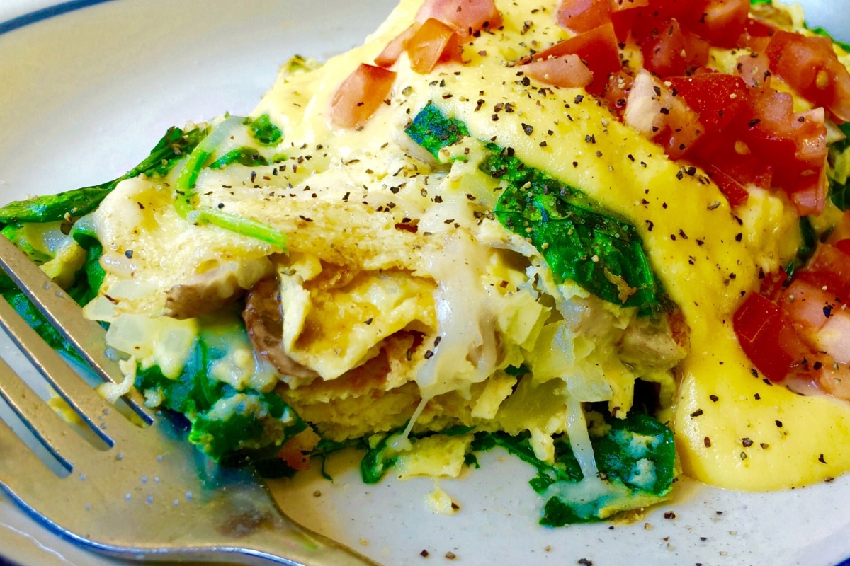 Omelete de espinafre com queijo e tomate