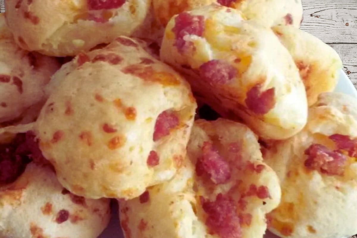 Pão de queijo recheado com linguiça (1)