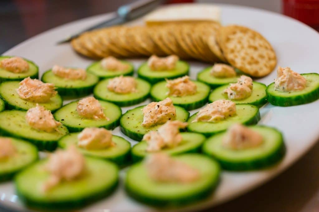 Receita fácil e deliciosa de pepino fatiado com patê de especiarias com queijo camembert