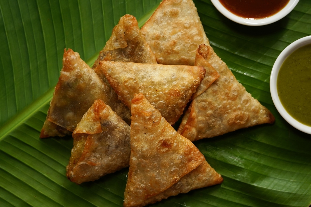 Samosas indianas com chutneys