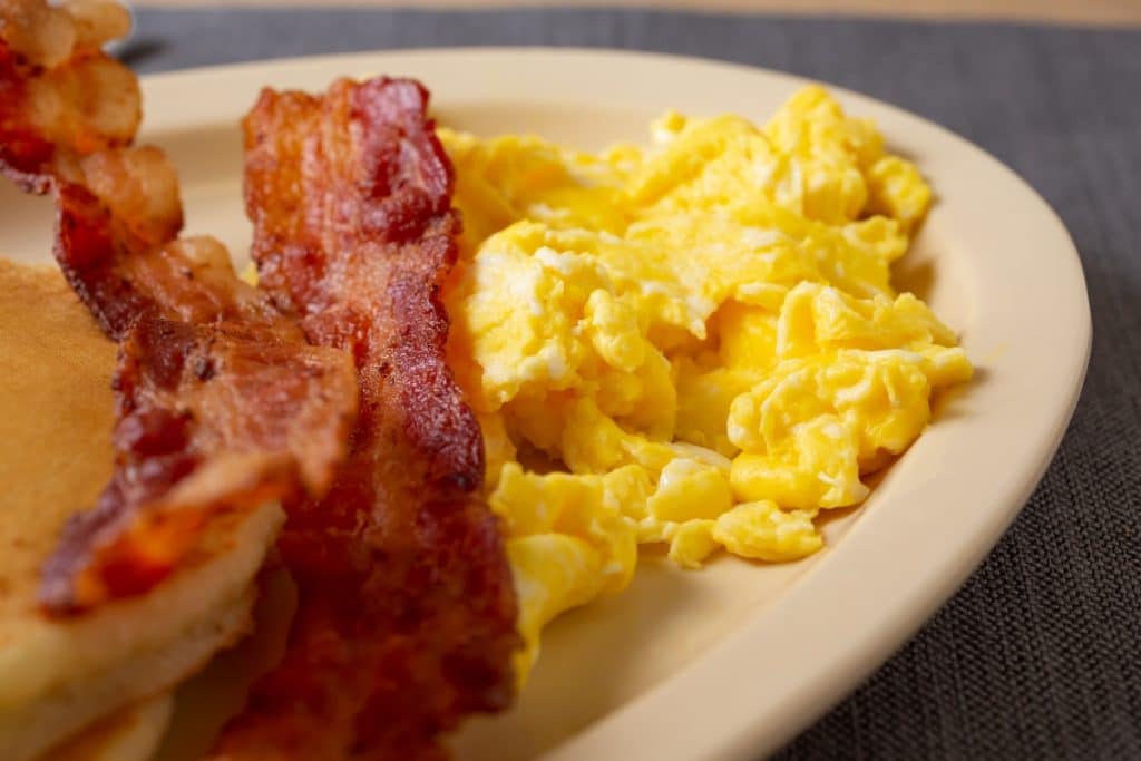 café da manhã favorito dos americanos bacon e ovos