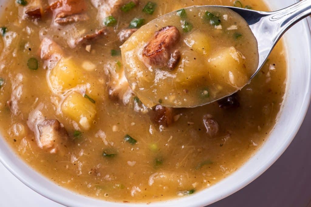 Caldo de carne com bacon e batata