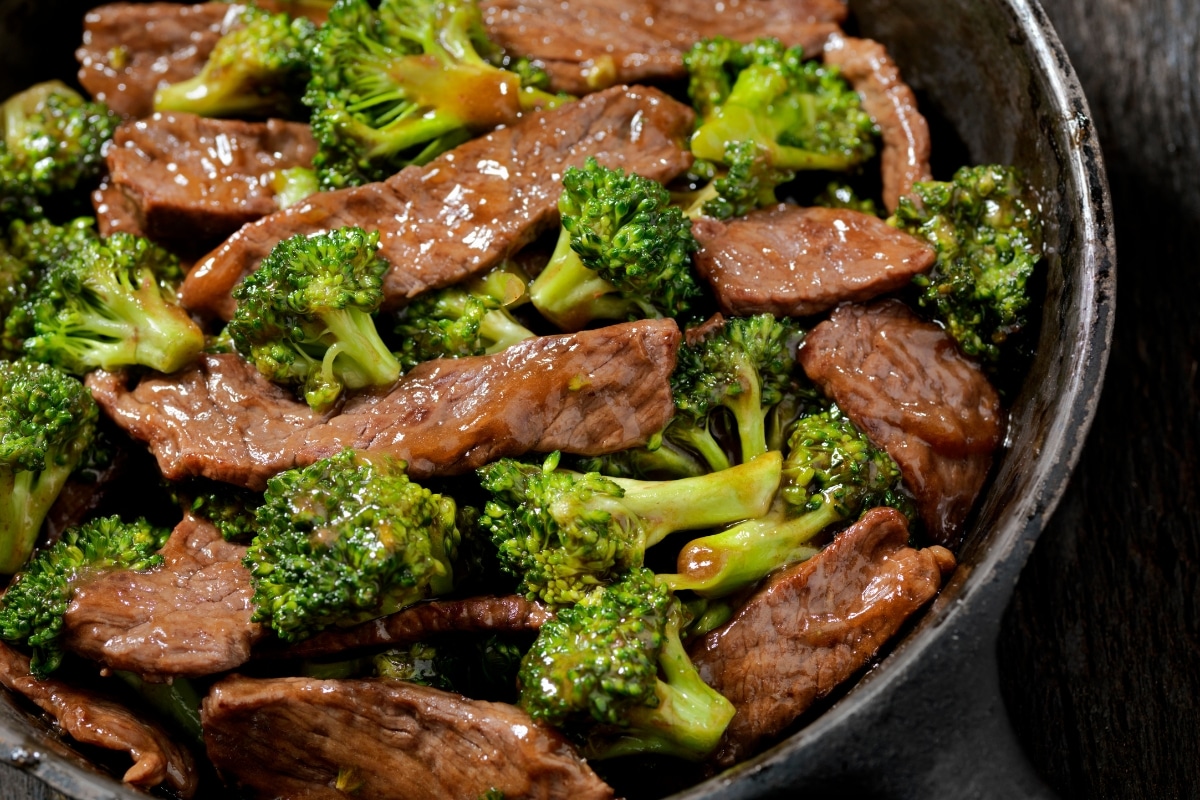 carne em tiras com brócolis