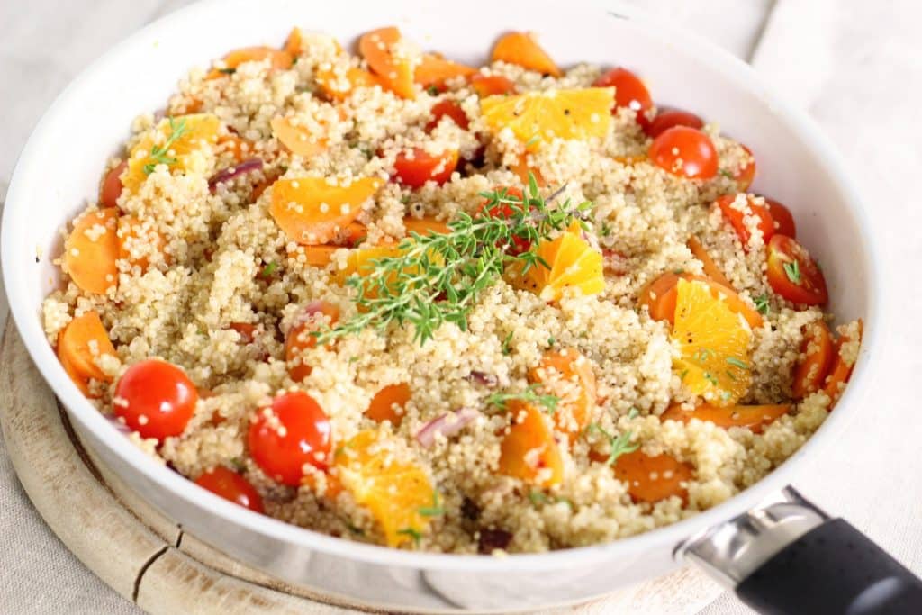 Receita fácil e saudável de refogado de quinoa e legumes colorido delicioso e super prático para uma refeição deliciosa!