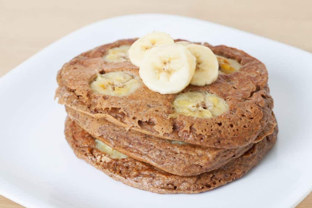 Esta panqueca também é uma opção de lanche ou sobremesa, e pode ser servida com frutas frescas, iogurte natural ou mel.