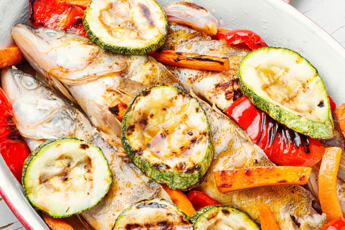 peixe assado com legumes