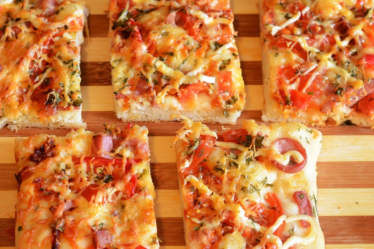 pizza quadrada com queijo tomate e calabresa picada