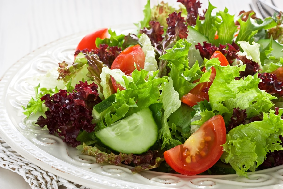 salada de alface roxa com pepino