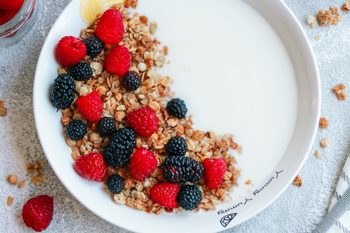 sobremesa de iogurte com granola e amoras