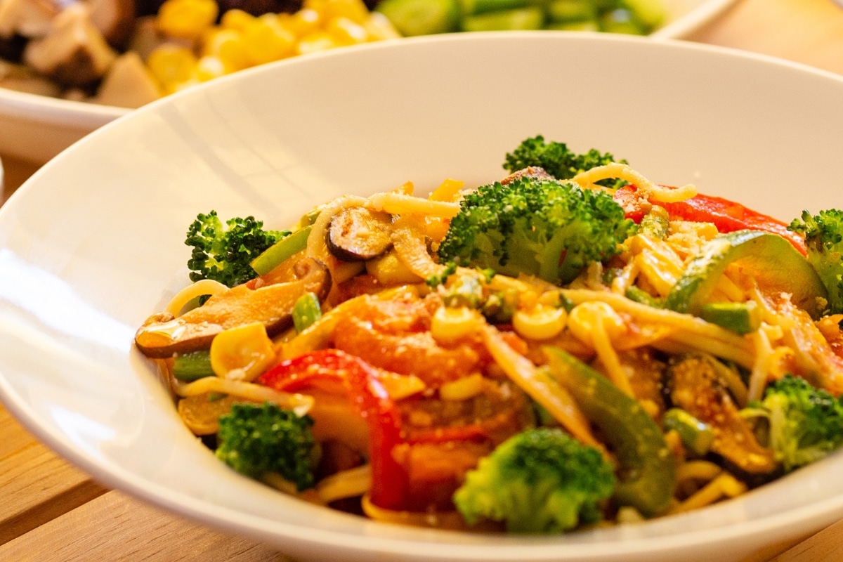 macarrão com vegetais assados