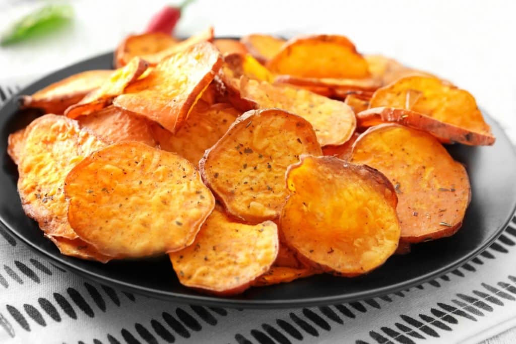 Chips de batata doce perfeito para um lanche da tarde saudável com os amigos