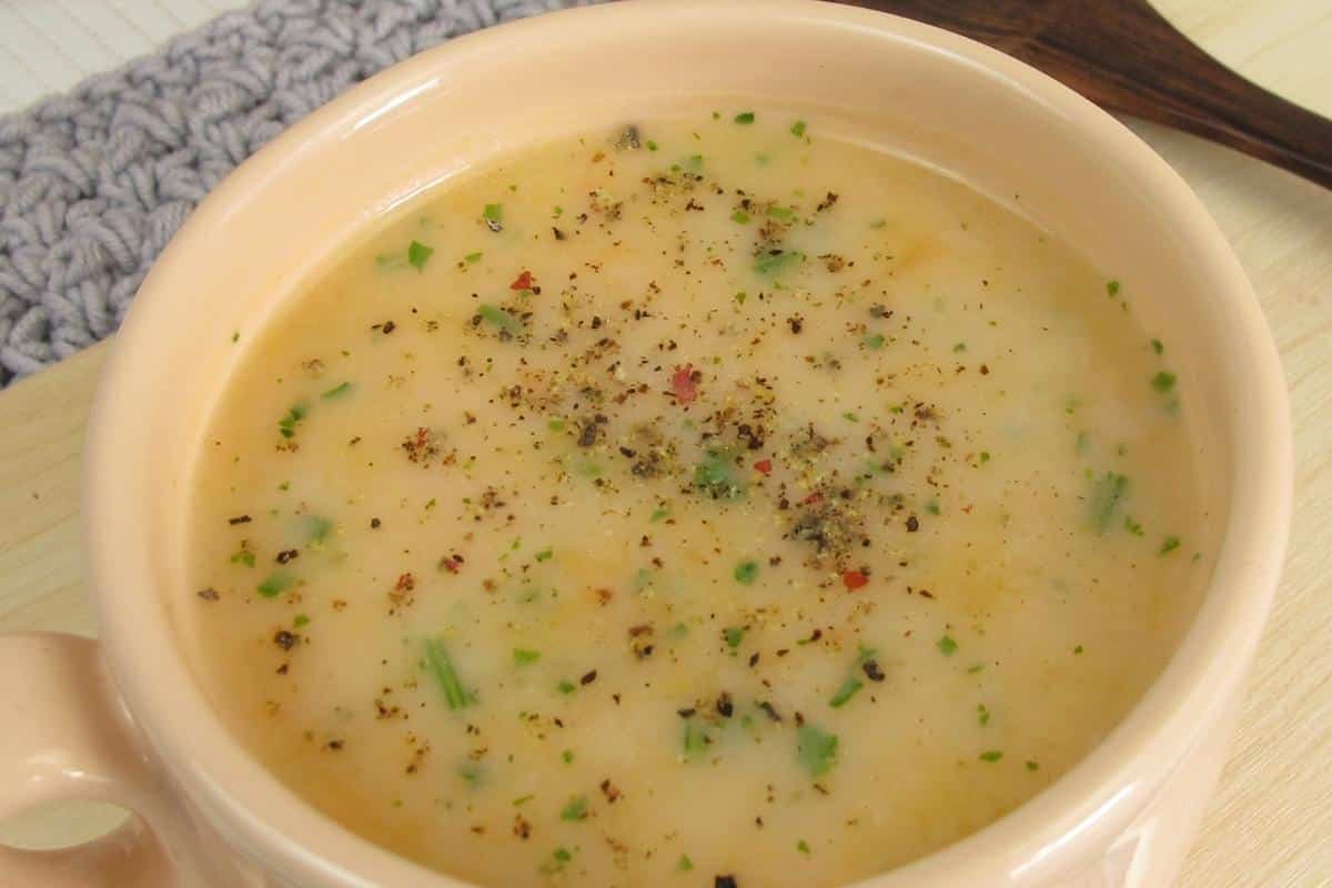Que tal uma sopa cremosa e reconfortante Este caldo cremoso com ervas é uma ótima opção para dias frios e para aquecer!