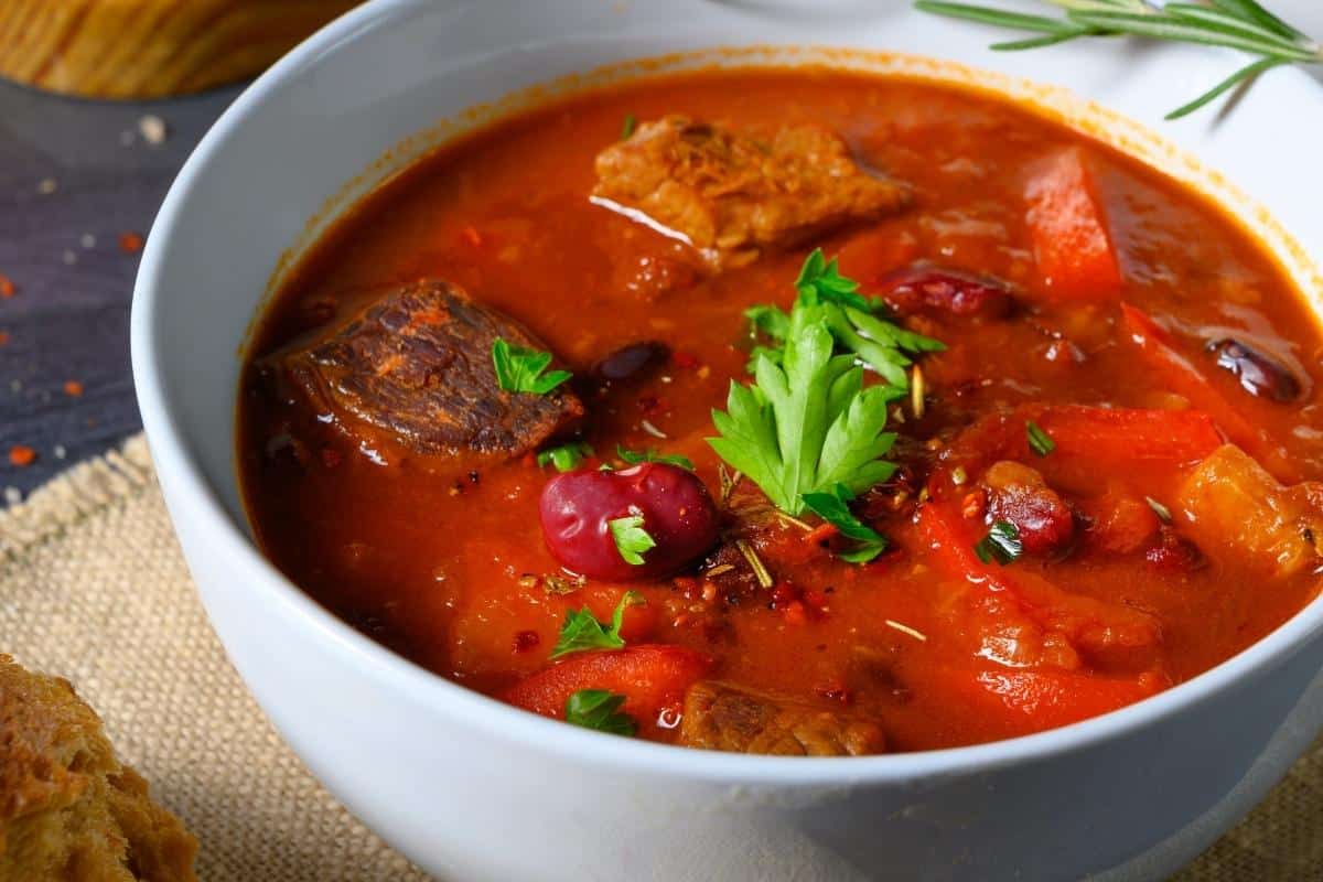 Sopa de tomate com carne uma delícia perfeita para o jantar em noites frias