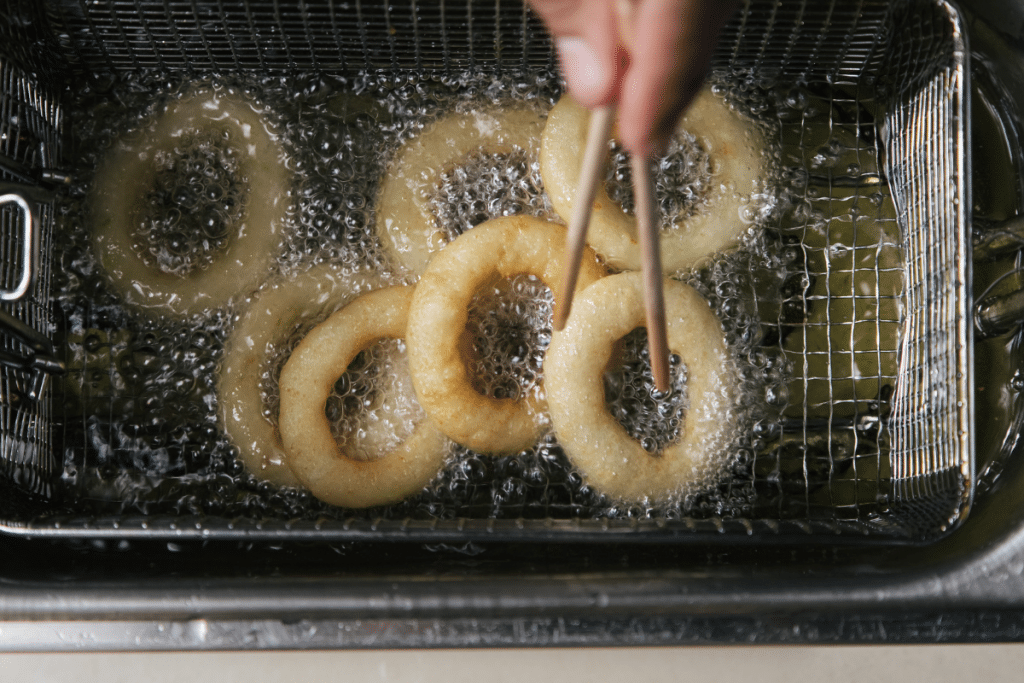 anéis de cebola fritos