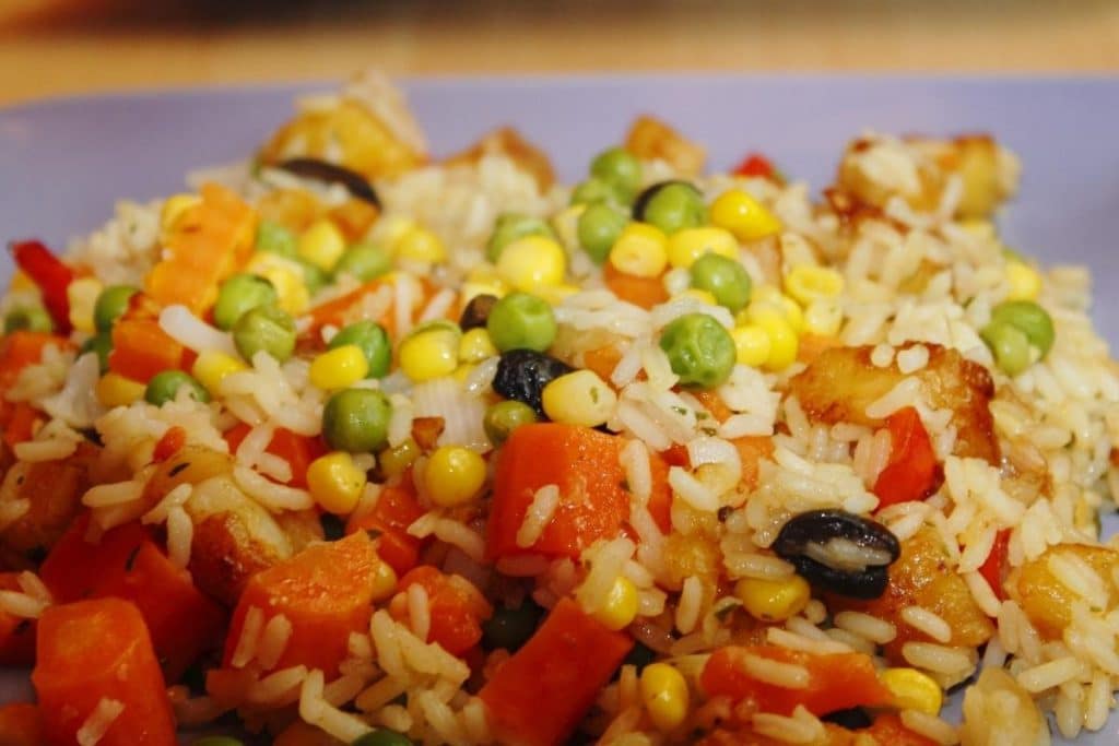 Receita de arroz com legumes, ervilha fresca e azeitona preta: um prato sofisticado e delicioso.