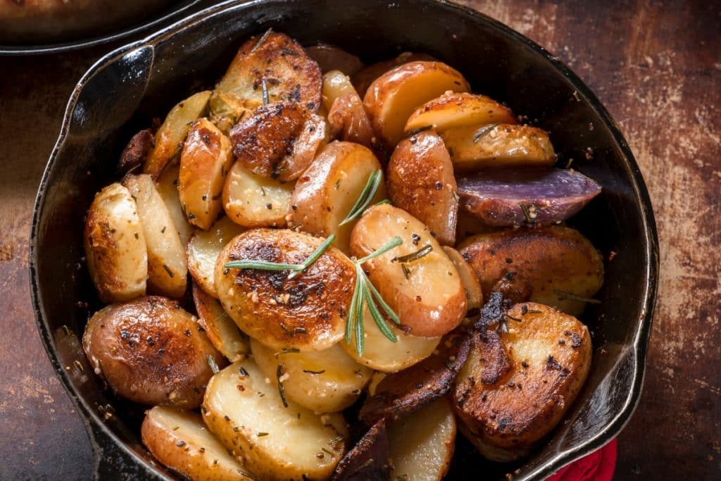 A batata é um dos alimentos mais versáteis na culinária e quando assada com alecrim, ela se torna ainda mais deliciosa veja agora!