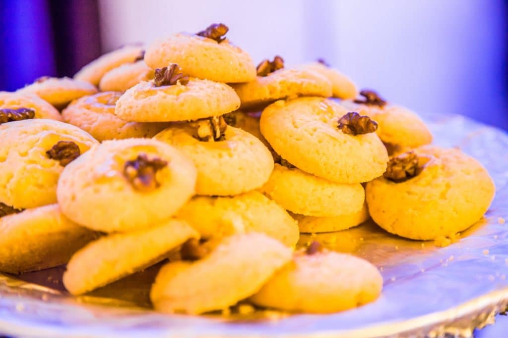 biscoito de nozes com noz no topo do biscoito