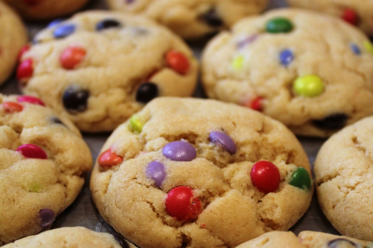 Biscoitos caseiros de baunilha com bolinhas de chocoalte coloridas perfeito para as crianças