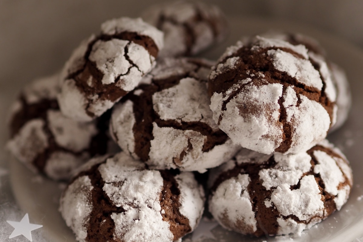 Receita de biscoitos de chocolate com açúcar de confeiteiro para petiscar a qualquer hora