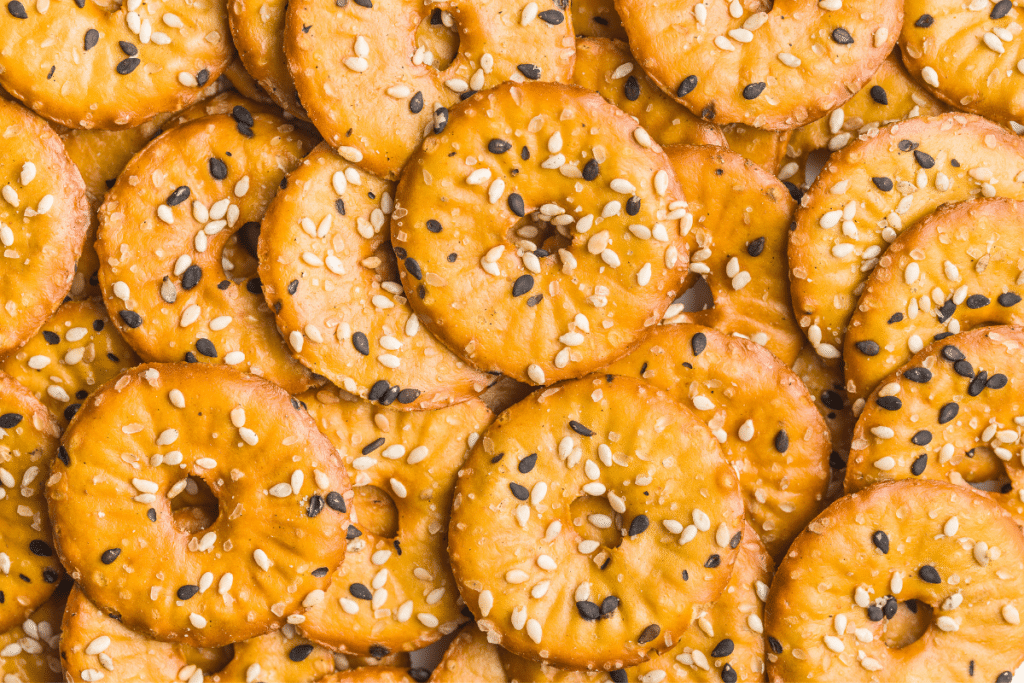 Receita dos biscoitos pretzels salgados redondos com gergelim receita surpreendente e deliciosa