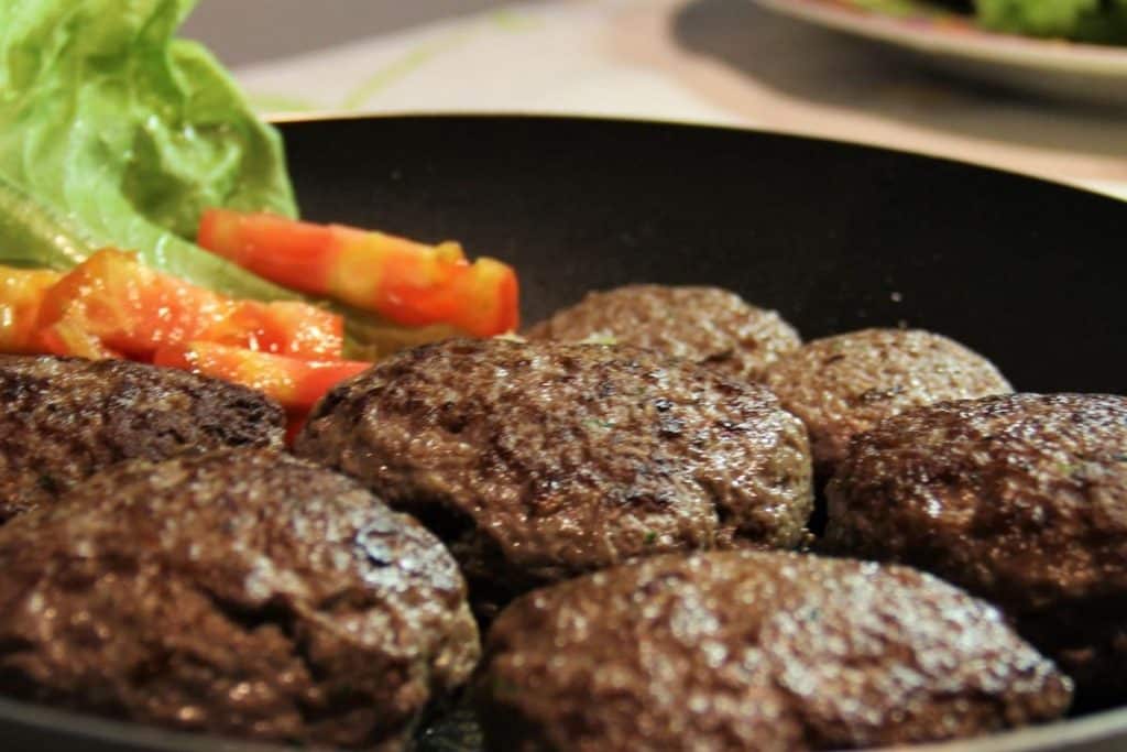 Bolinho de carne caseiro recheado com queijo uma deliciosa variação da receita tradicional que todo mundo adora.