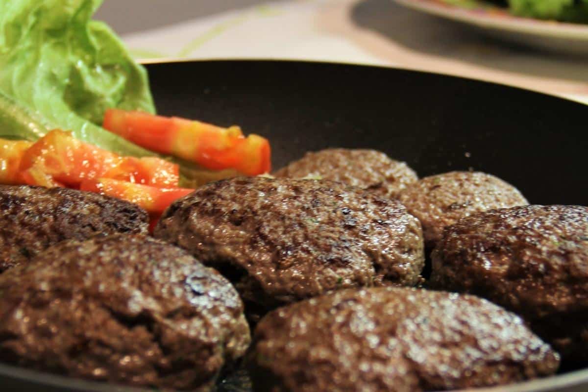 Bolinho de carne caseiro recheado com queijo uma deliciosa variação da receita tradicional que todo mundo adora.