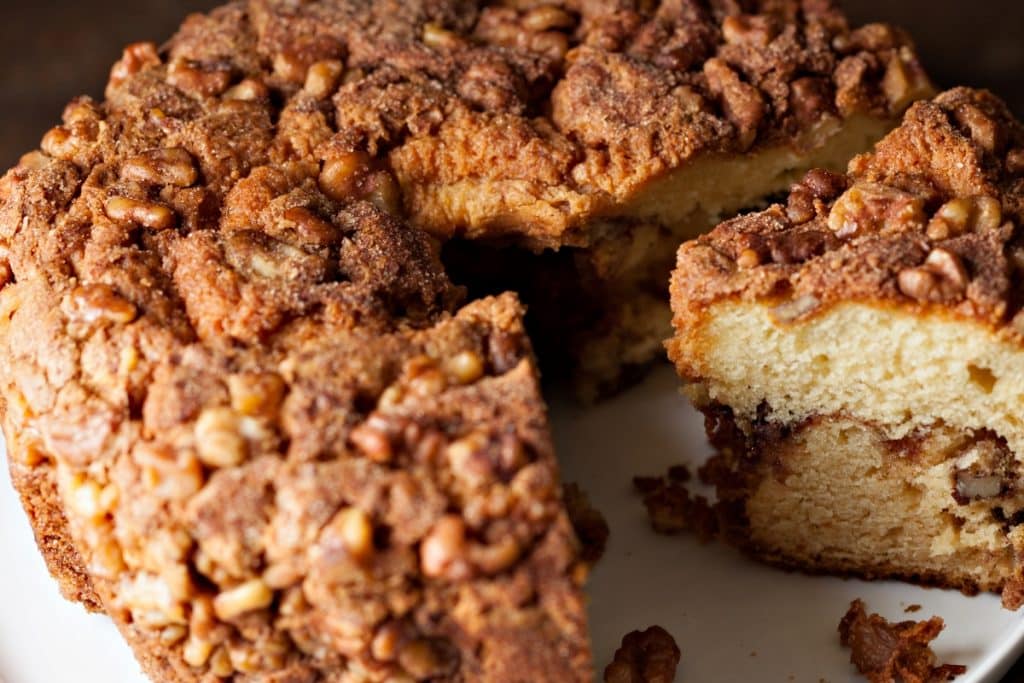 bolo de café de canela com recheio simples de castanhas e castanhas envolta, Assado junto na massa)