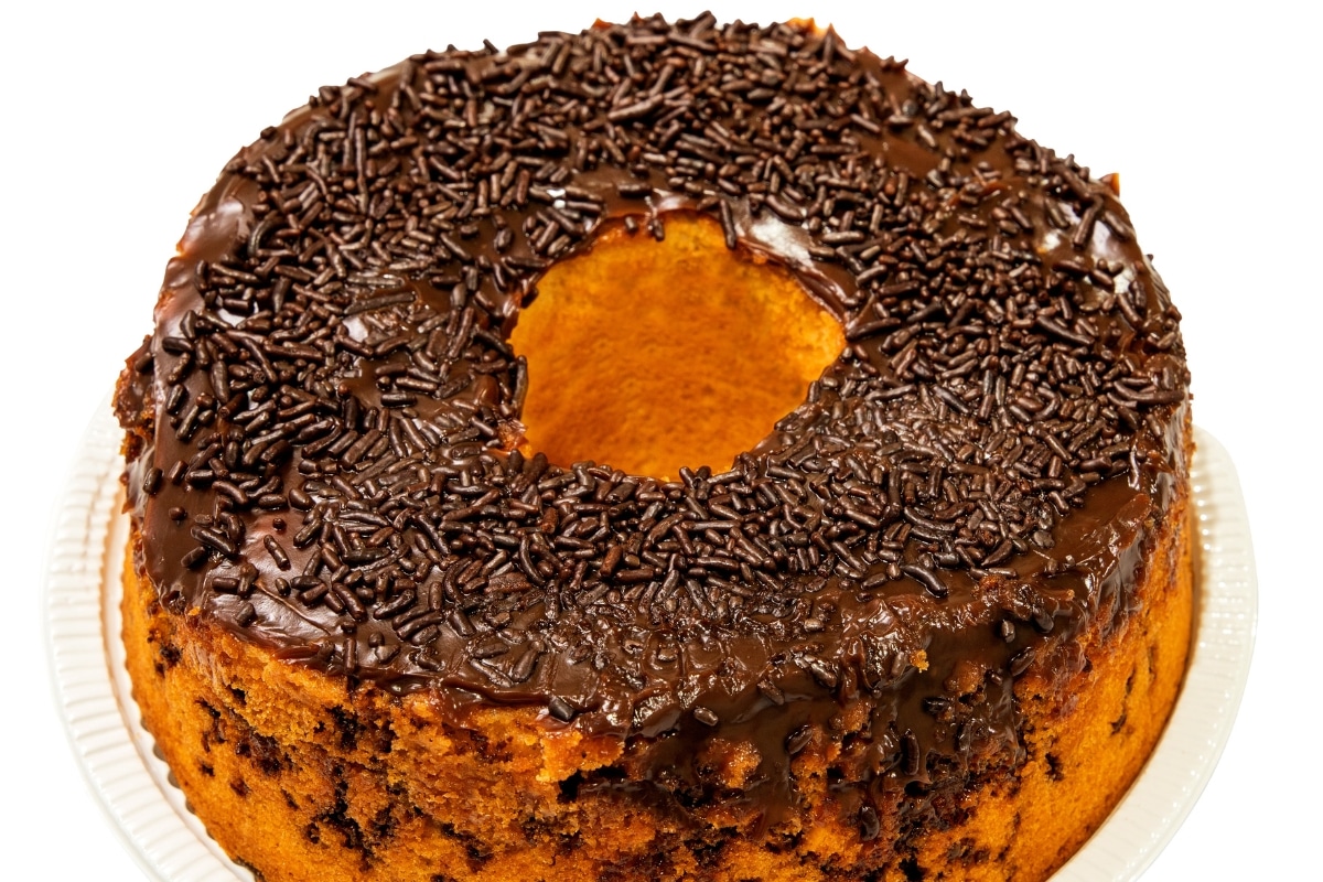 bolo de cenoura com chocolate granulado