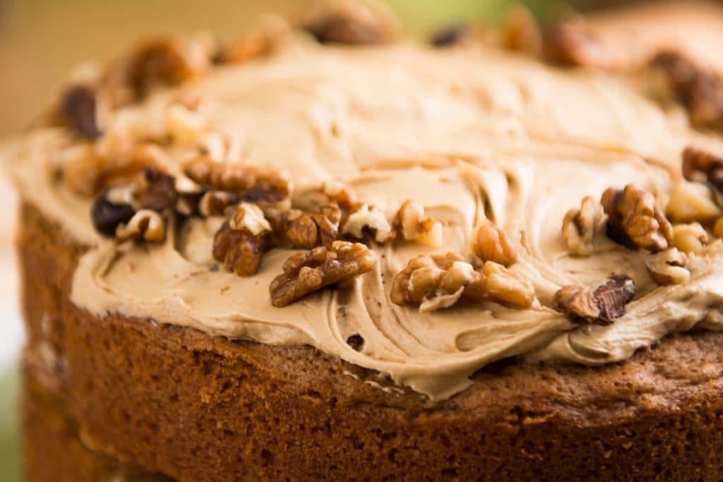 Bolo de chocolate com cobertura de doce de leite e nozes perfeição que cabe em várias ocasiões