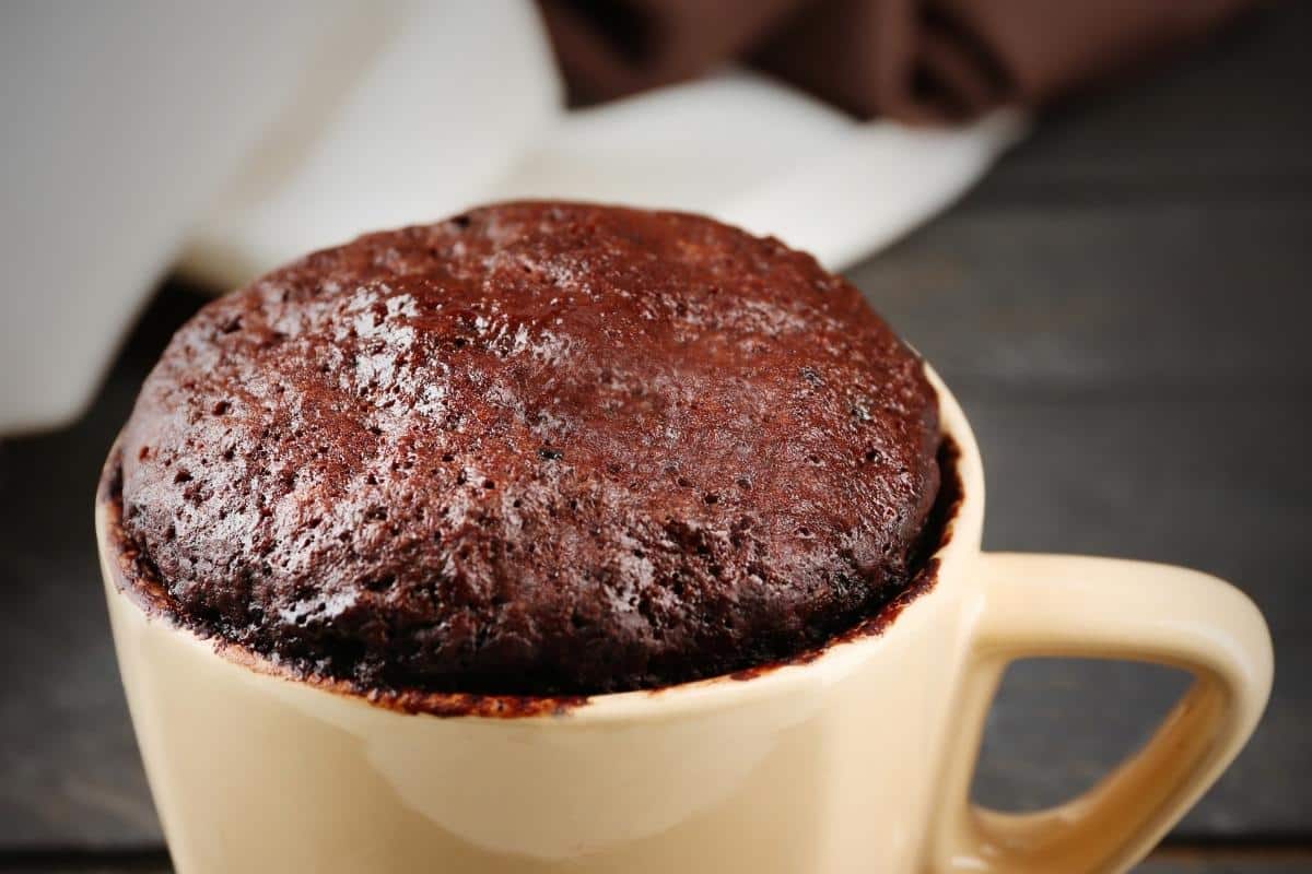 Bolo quentinho em minutos: receita na caneca é um bolo delicioso de chocolate na caneca para o seu café da manhã.