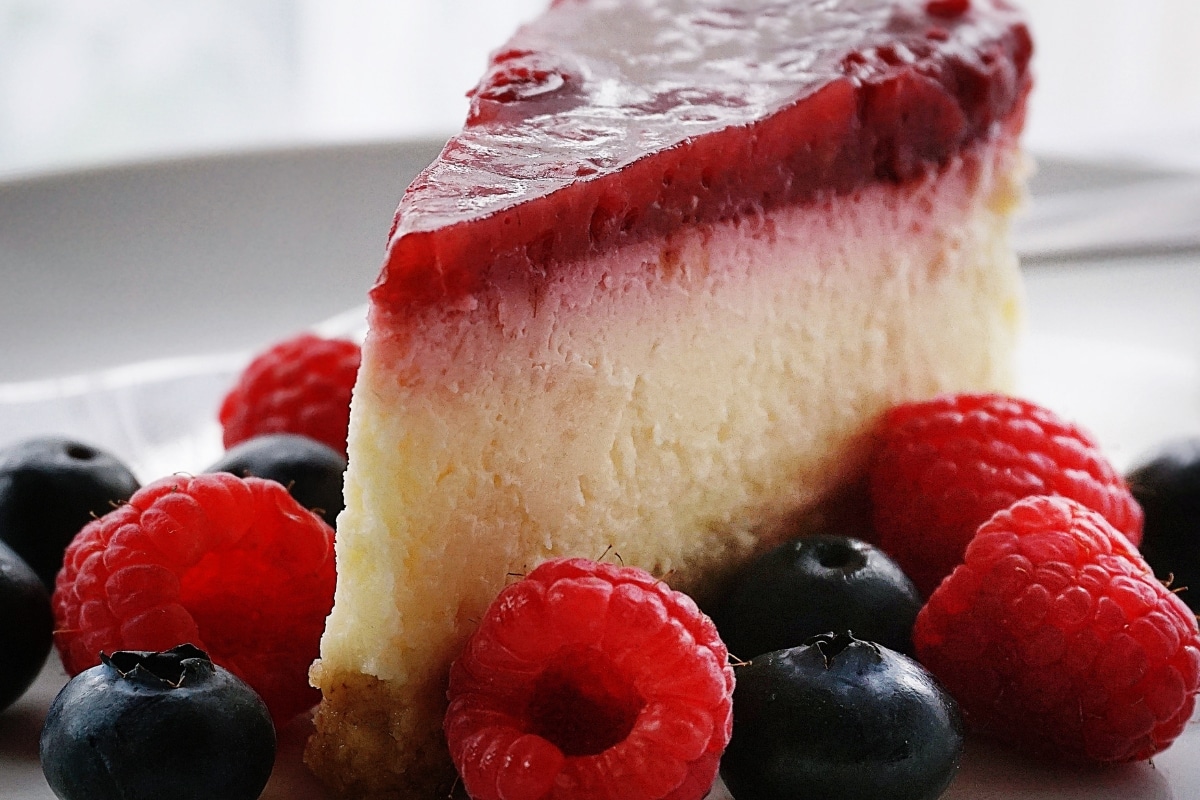 bolo de queijo com cobertura de geleia de frutas vermelhas