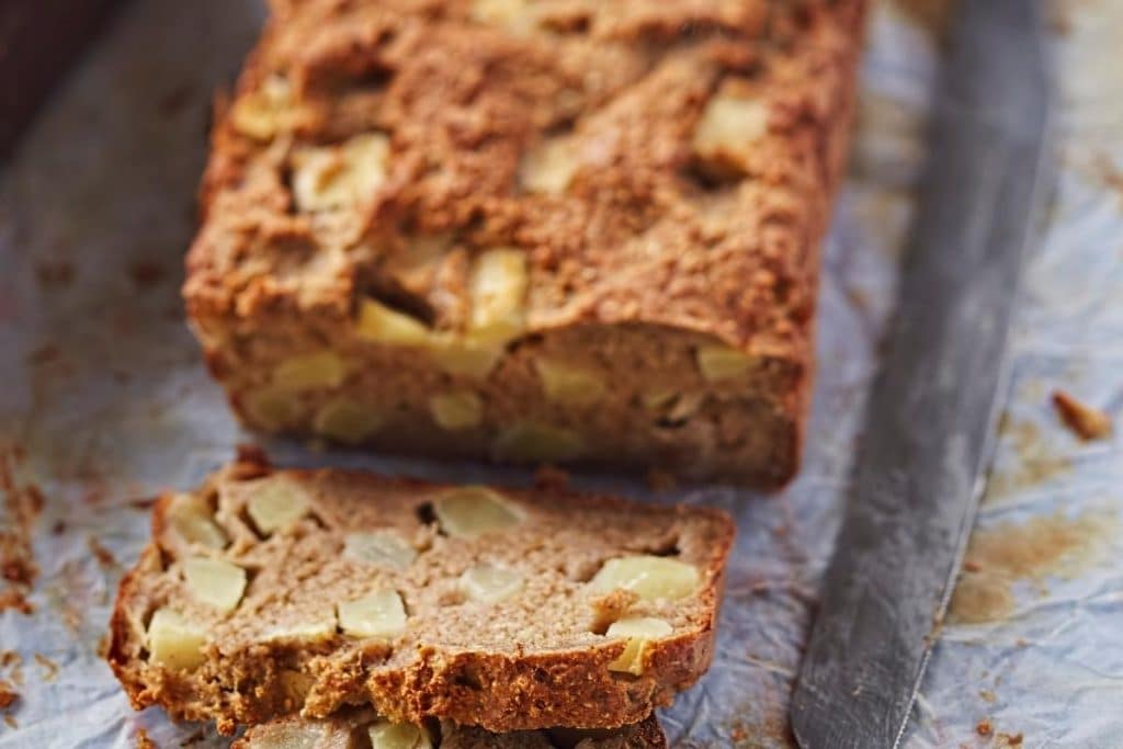 Bolo integral com pedaços de abacaxi perfeito para servir a qualquer hora do dia