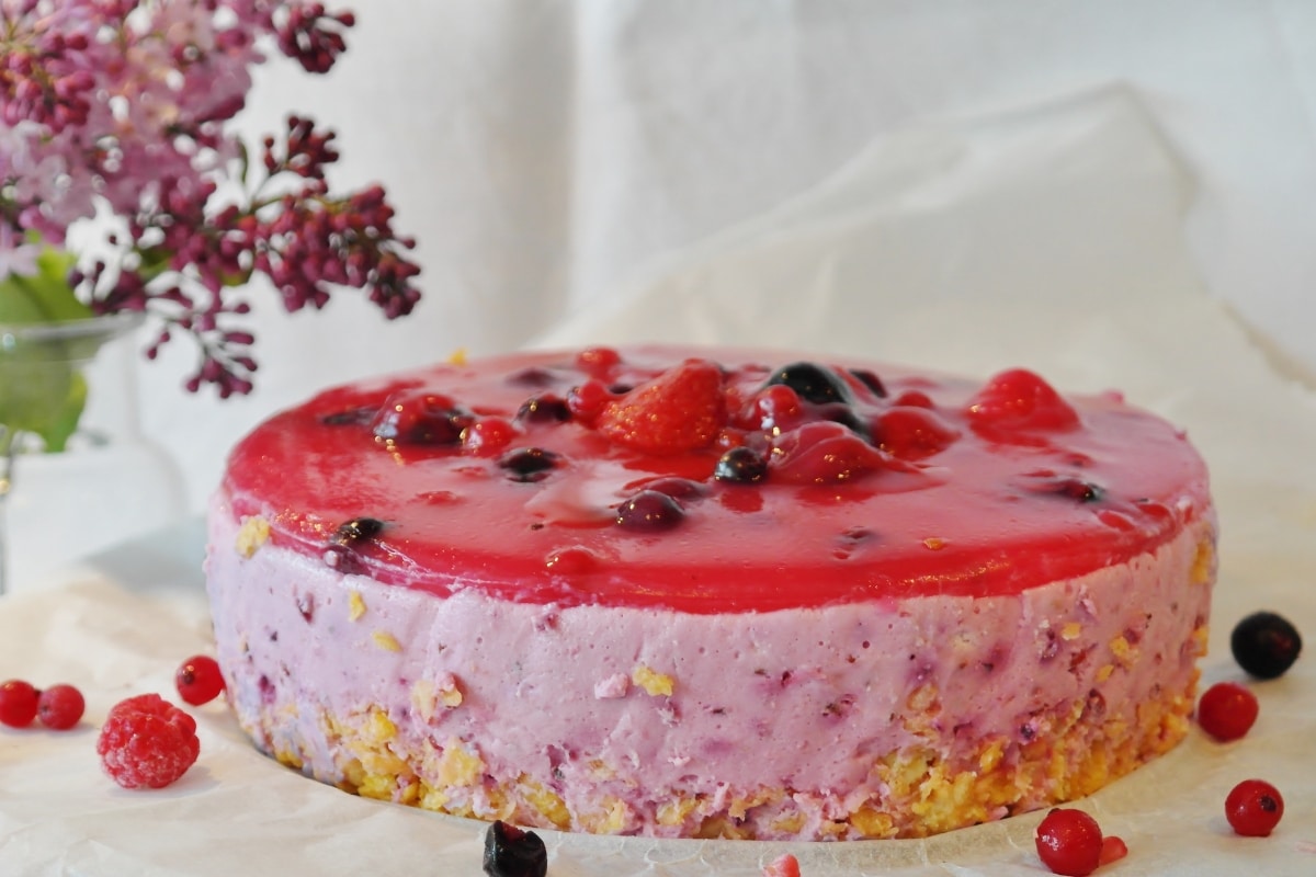 Surpreenda-se com o sabor bolo rosa com cobertura de geleia de frutas vermelhas