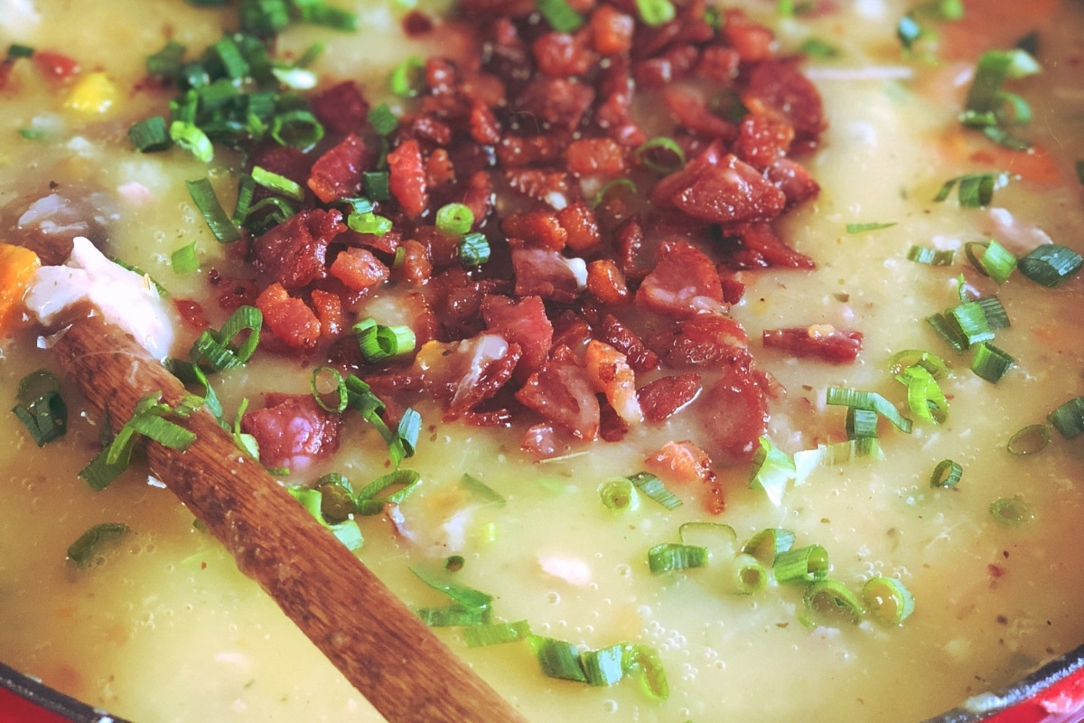 caldo de mandioca com linguiça picada e cebolinha