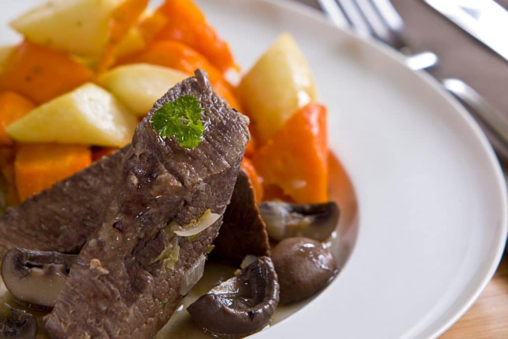 carne assada lentamente com vinho tinto e cogumelos