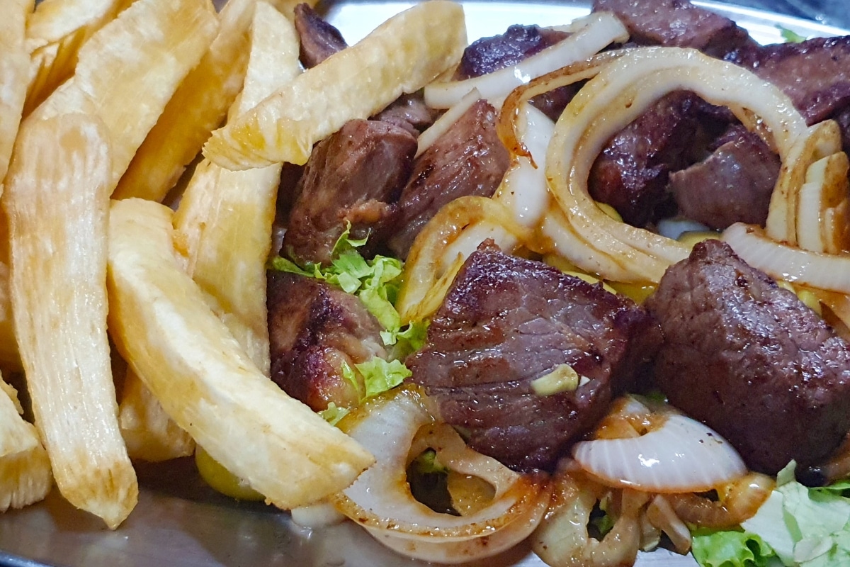 Carne de sol acebolada com batata frita é perfeito para um happy hour com amigos