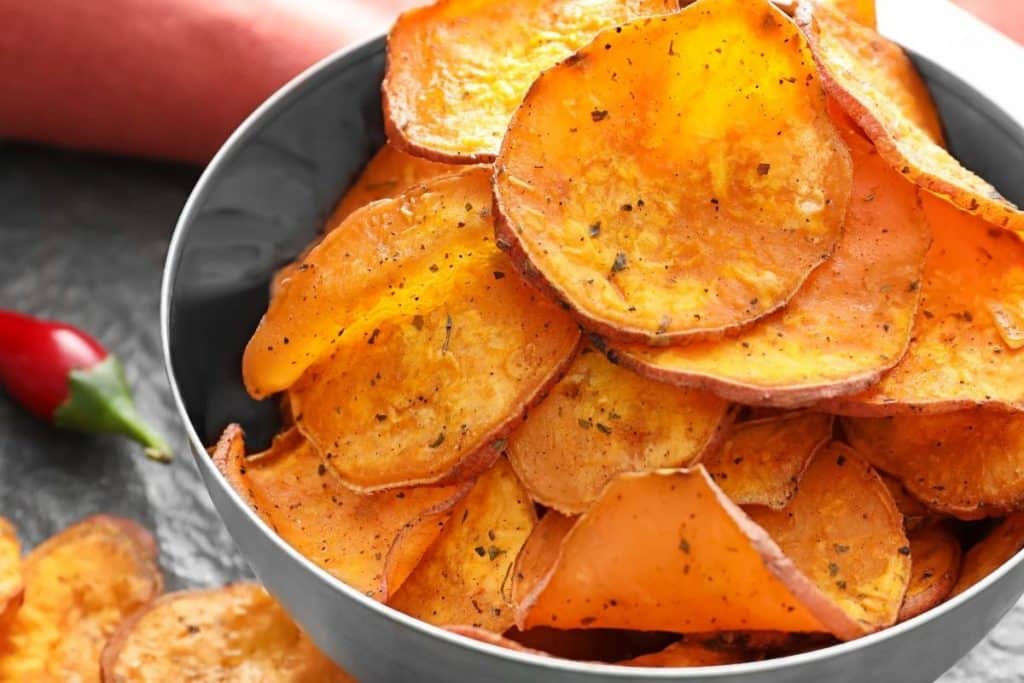 Transforme suas batatas em um petisco delicioso: chips caseiro