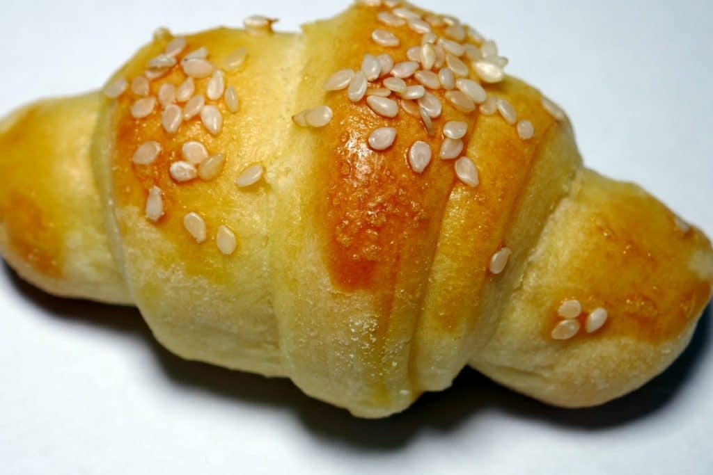 croissant assado com gergelim