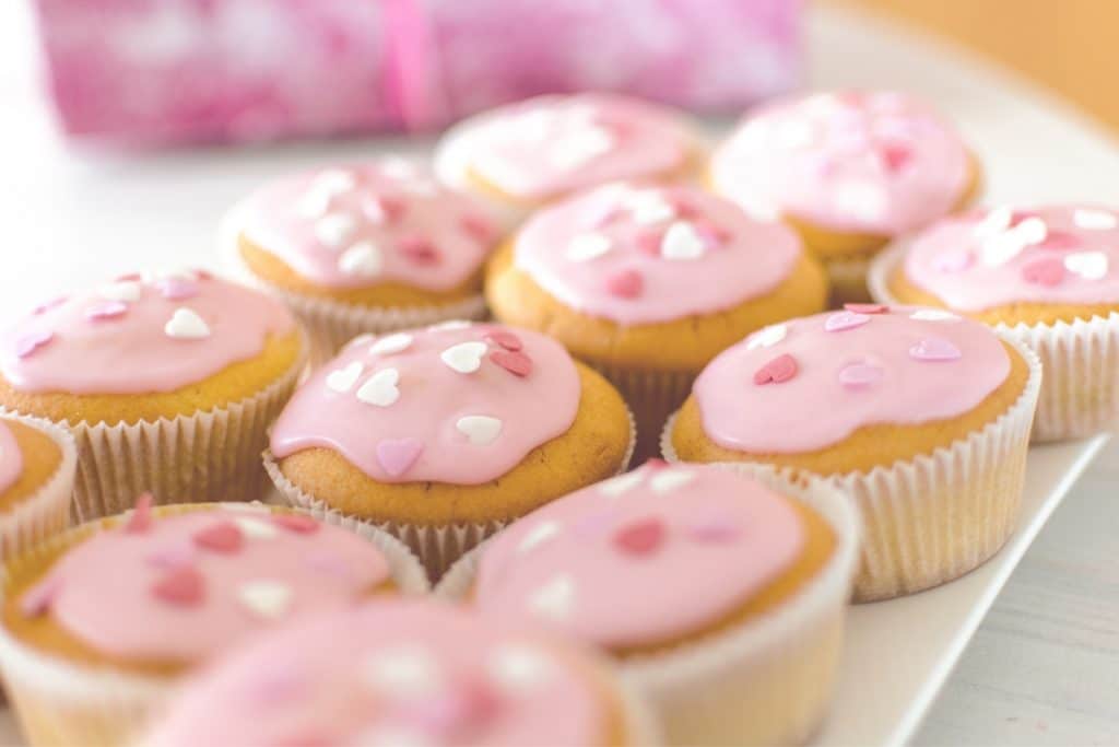 cupcakes rosa com cobertura e corações